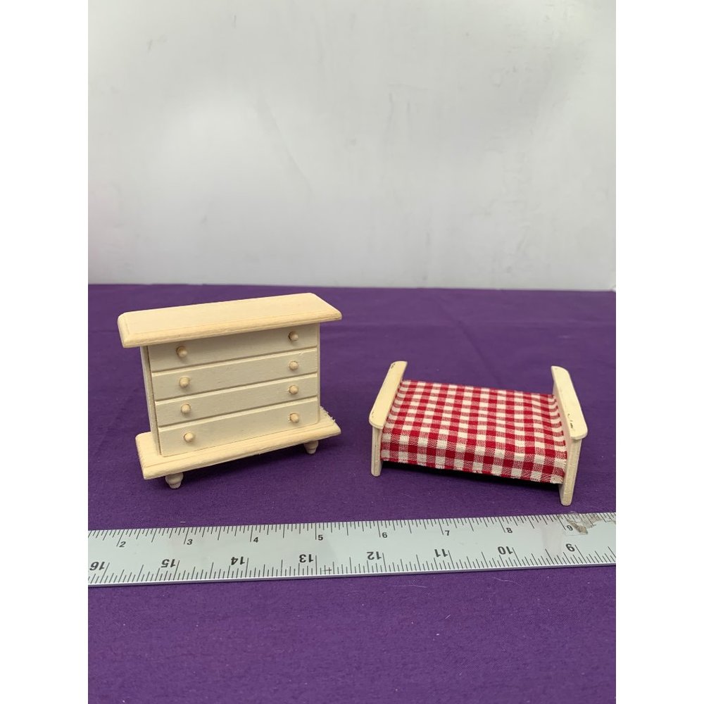 Greenbrier International, Inc. Wooden Bed Right White Checkered Wooden Dresser 2